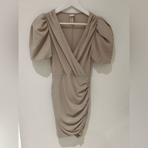 Grey puffed-sleeve ruched fitted dress